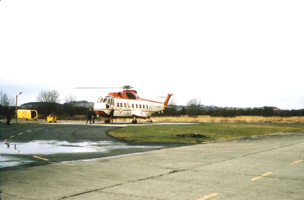 Lufthavn. Ett helikopter på bakken. Sikorsky S-61N MkII, LN-OSJ fra Helikopter Service.