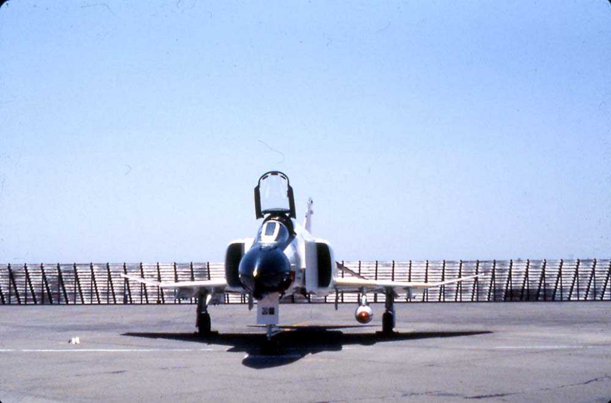 Flystevne. Ett fly på bakken, F-4 Phantom.