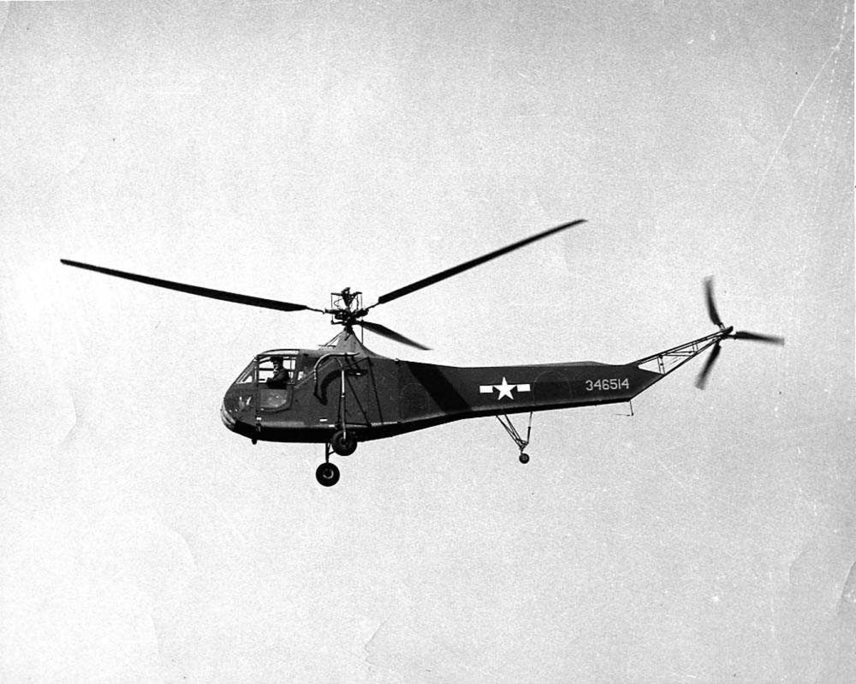 Luftfoto. Ett helikopter i luften, Sikorsky R-4B / VS-316A.
