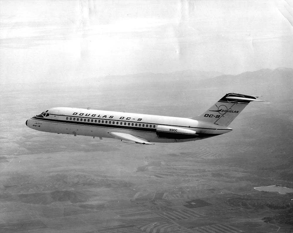 Luftfoto. Ett fly i luften, Douglas DC-9 (prototype).