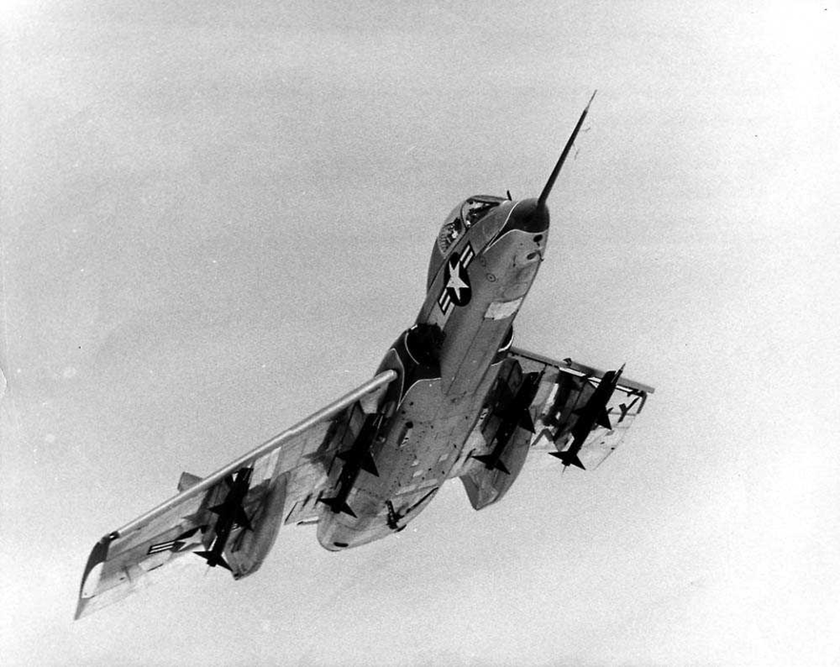 Luftfoto. Ett fly i luften, Chance Vought F7U-3M Cutlass.