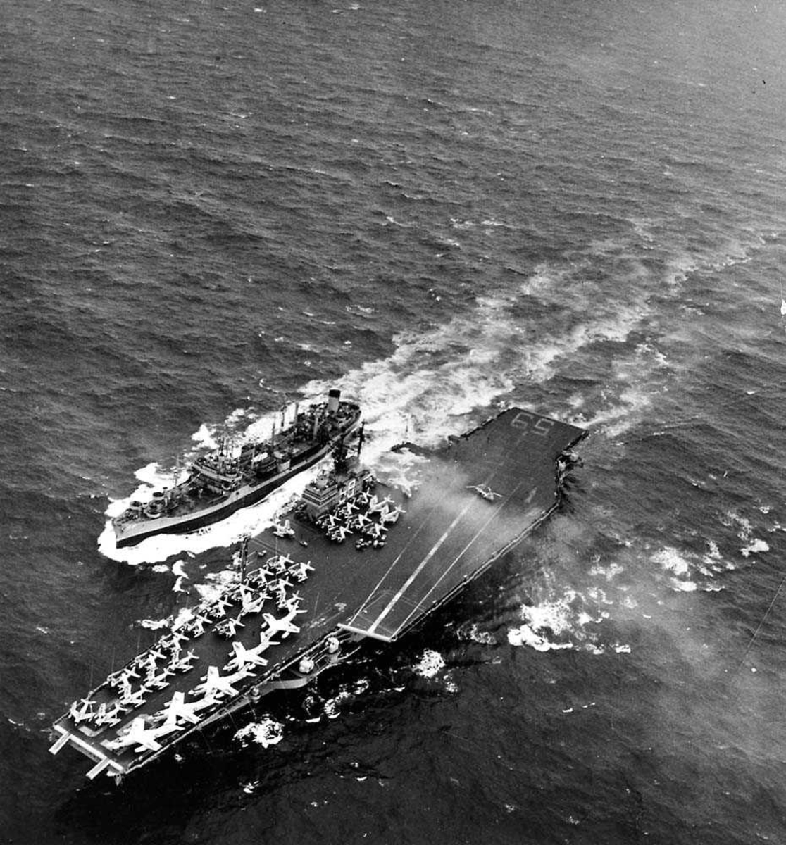 Ett hangarskip i fart på havet, USS Forrestal, som tanker fra et skip som går ved siden av hangarskipet.