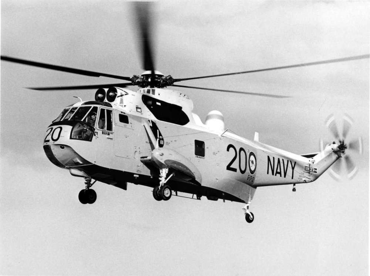 Ett helikopter i luften. Westland Sea King Mk.50a. G-17-12; RAN N16-238 "Shark 20"