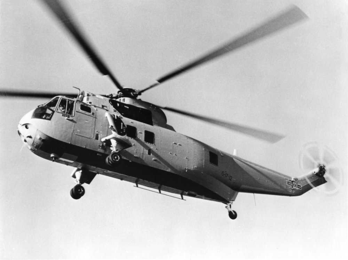 Ett helikopter i luften, Westland Commando Mk.2, merket G-17-12