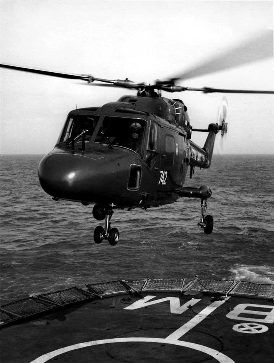 Ett helikopter like over hoveddekk/helipad. Westland Lynx HAS Mk.2. Merket 742 på sidedøren.