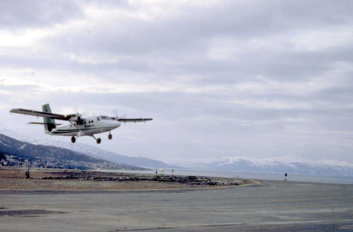 Lufthavn/Flyplass. Tromsø. Ett fly, LN-FKA, DHC-6-300 Twin Otter fra Widerøe.