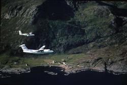 Luftfoto. Lofoten. To fly, LN-BNH, DHC-6-300 Twin Otter og L