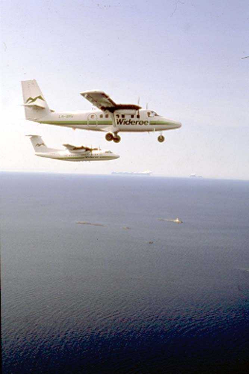 Luftfoto. Vestfjorden. To fly, LN-BNH, DHC-6-300 Twin Otter og LN-WFG, DHC-7-102 Dash 7 fra Widerøe.
