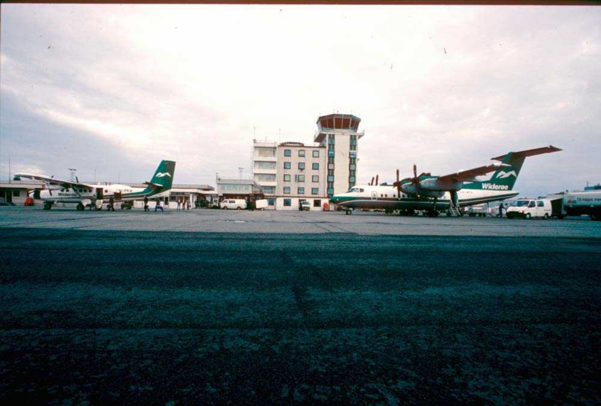 Lufthavn/Flyplass. Bodø. To fly, LN-WFE, De Havilland Canada DHC-7-102 Dash 7 og LN-FKA, De Havilland Canada DHC-6-310 Twin Otter fra Widerøe