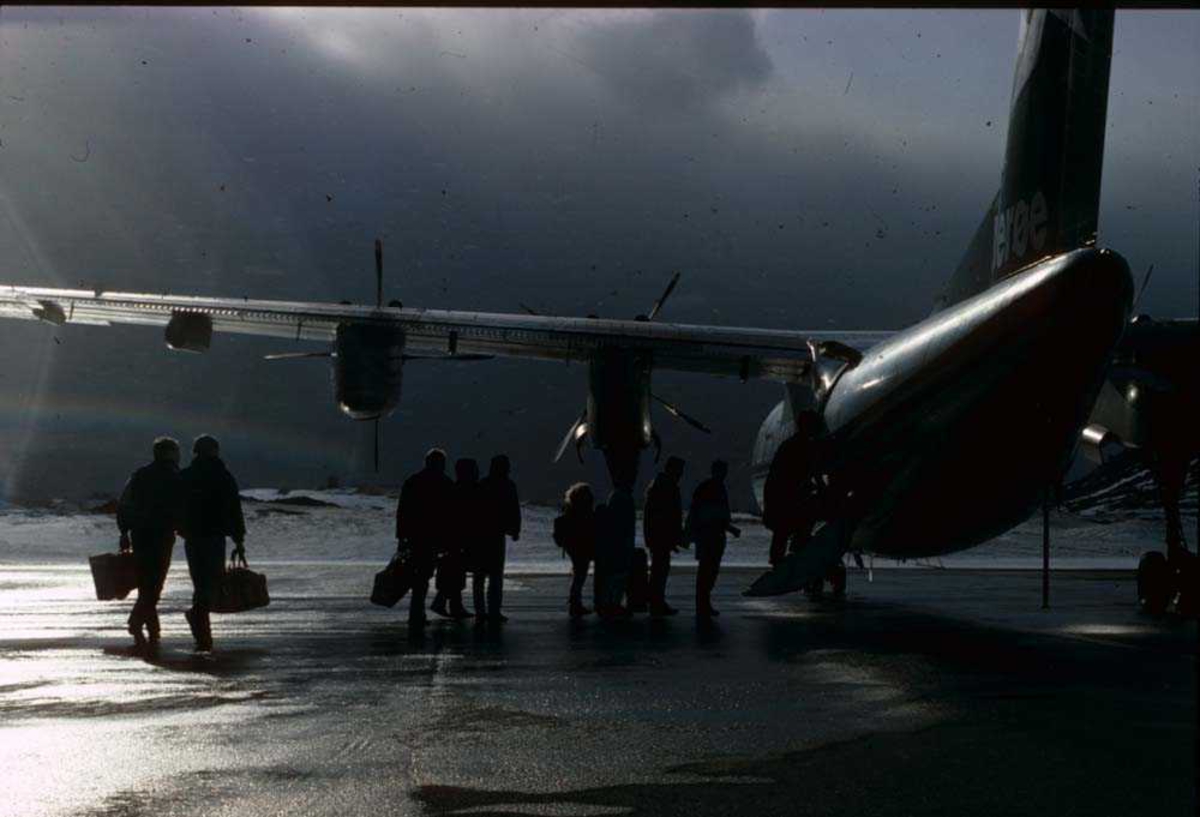 Lufthavn/Flyplass. Hammerfest. Ett fly, De Havilland Canada DHC-7-102 Dash 7 fra Widerøe 
