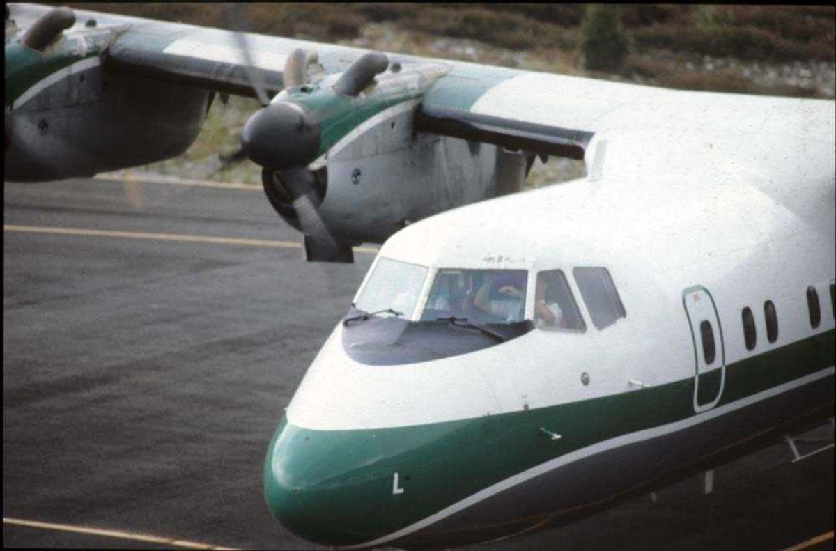 Lufthavn/flyplass. Florø. Ett fly, LN-WFL, De Havilland Canada DHC-7-102 Dash7 fra Widerøe. 