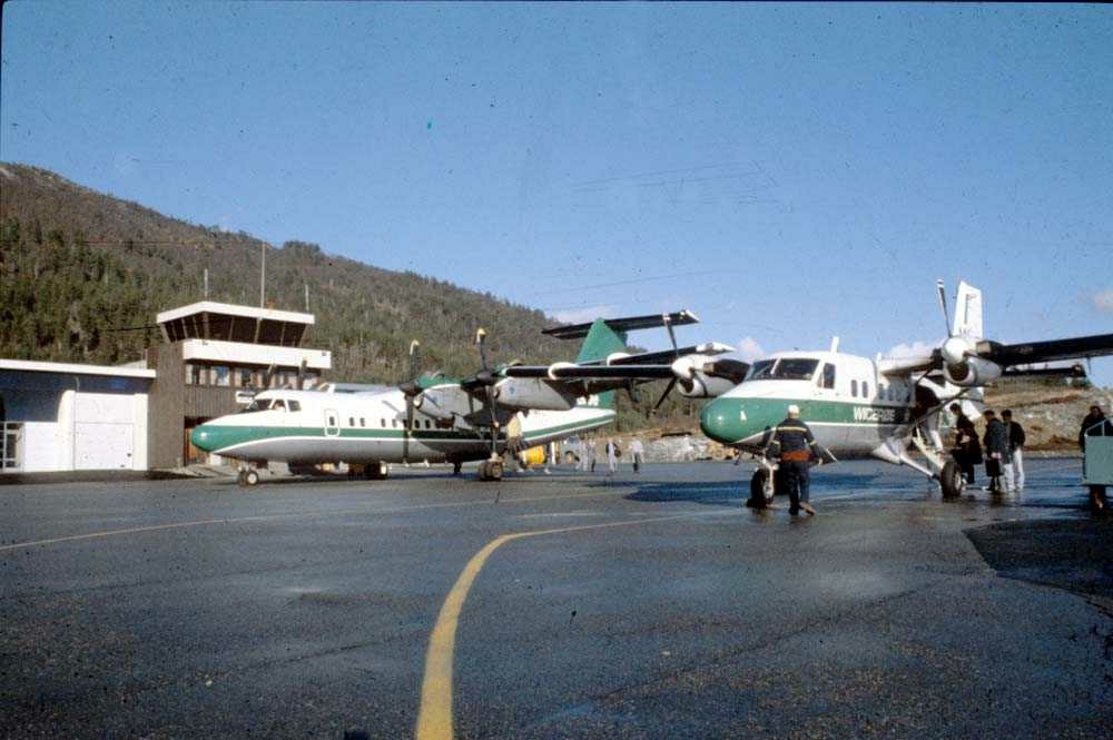 Lufthavn/Flyplass. Sogndal. To fly, De Havilland Canada DHC-7-102 Dash7 og De Havilland Canada DHC-6-300 Twin Otter, fra Widerøe.