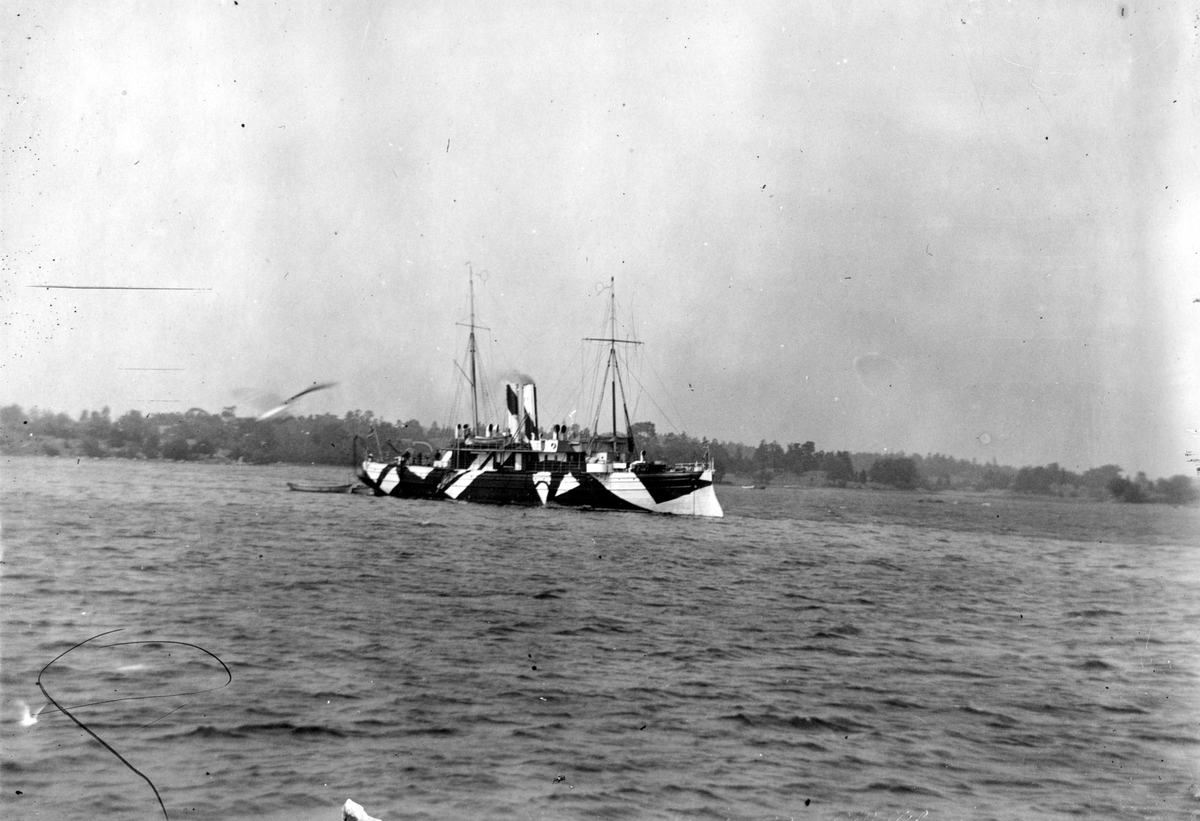 Kanonbåten Blenda till sjöss med kamouflage.