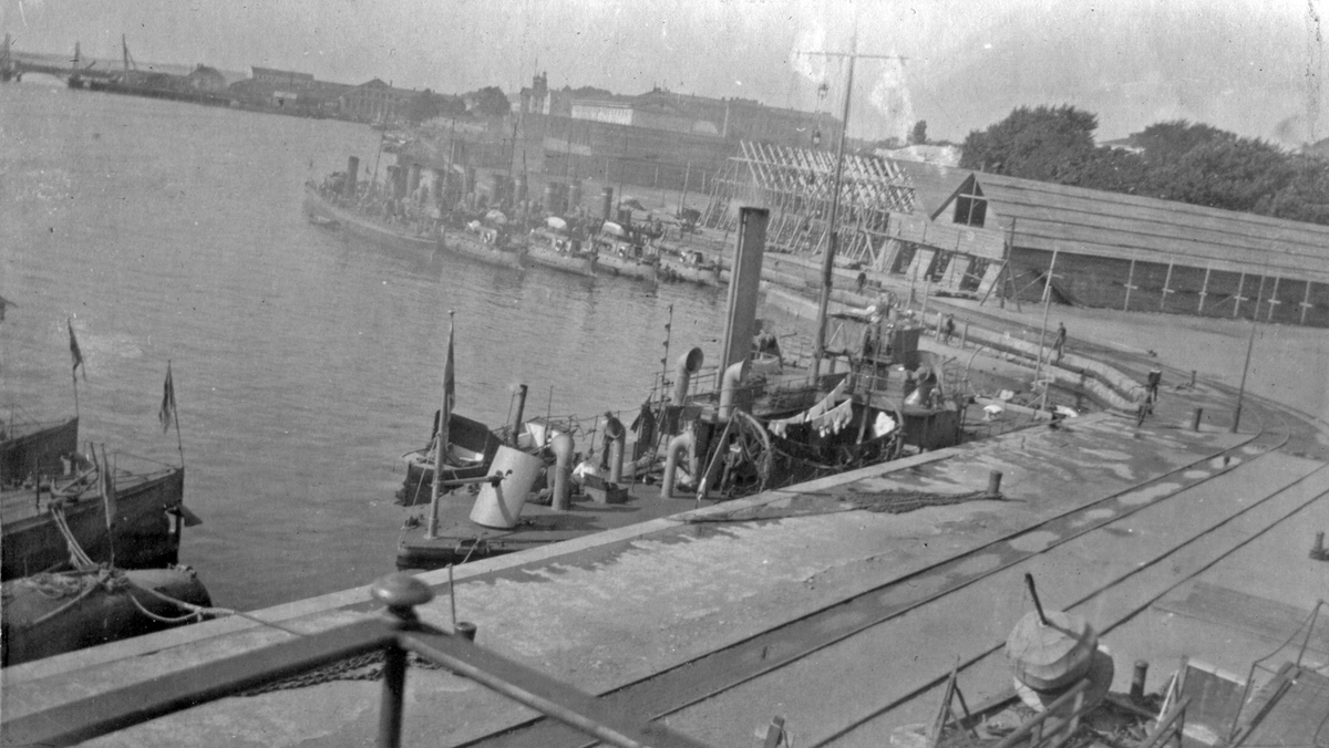 Pansarkanonbåt (HM Björn) till ankars vid brygga i hamnen i Karlskrona 1914.
