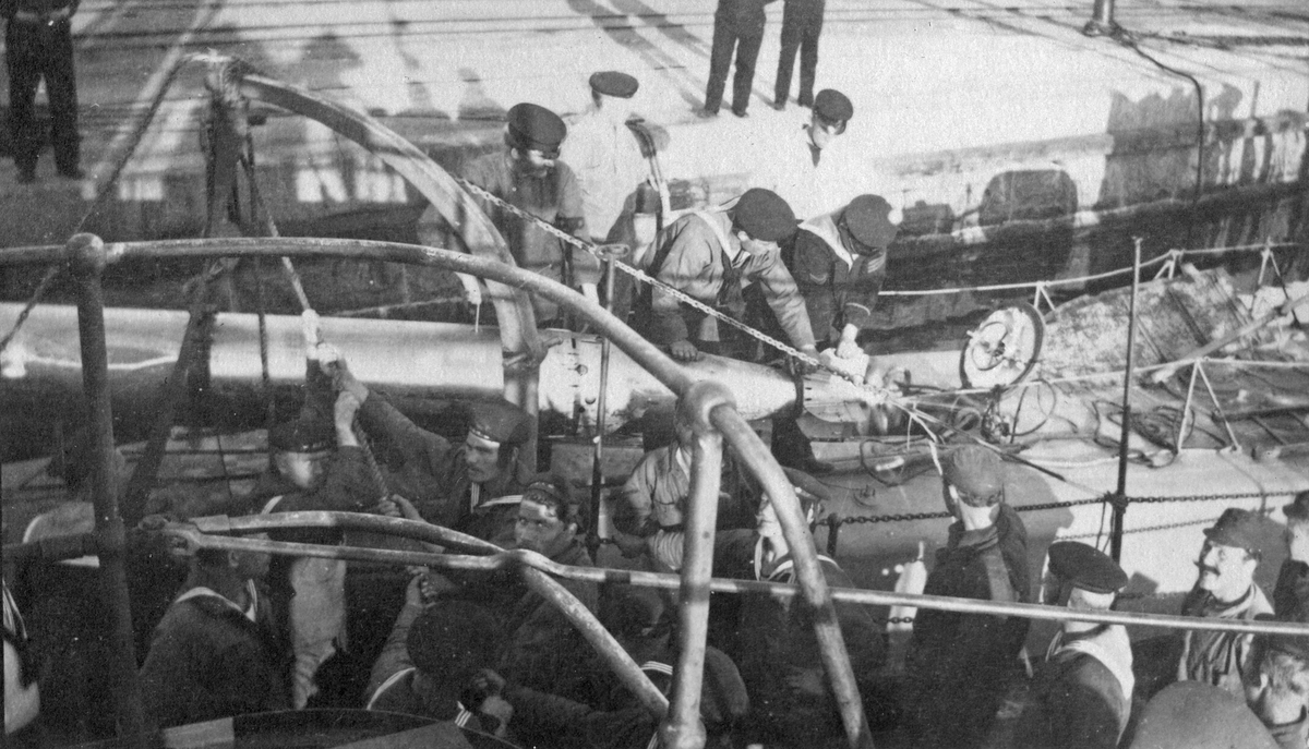Sjömän arbetar ombord på HM Björn, Karlskrona 1914.