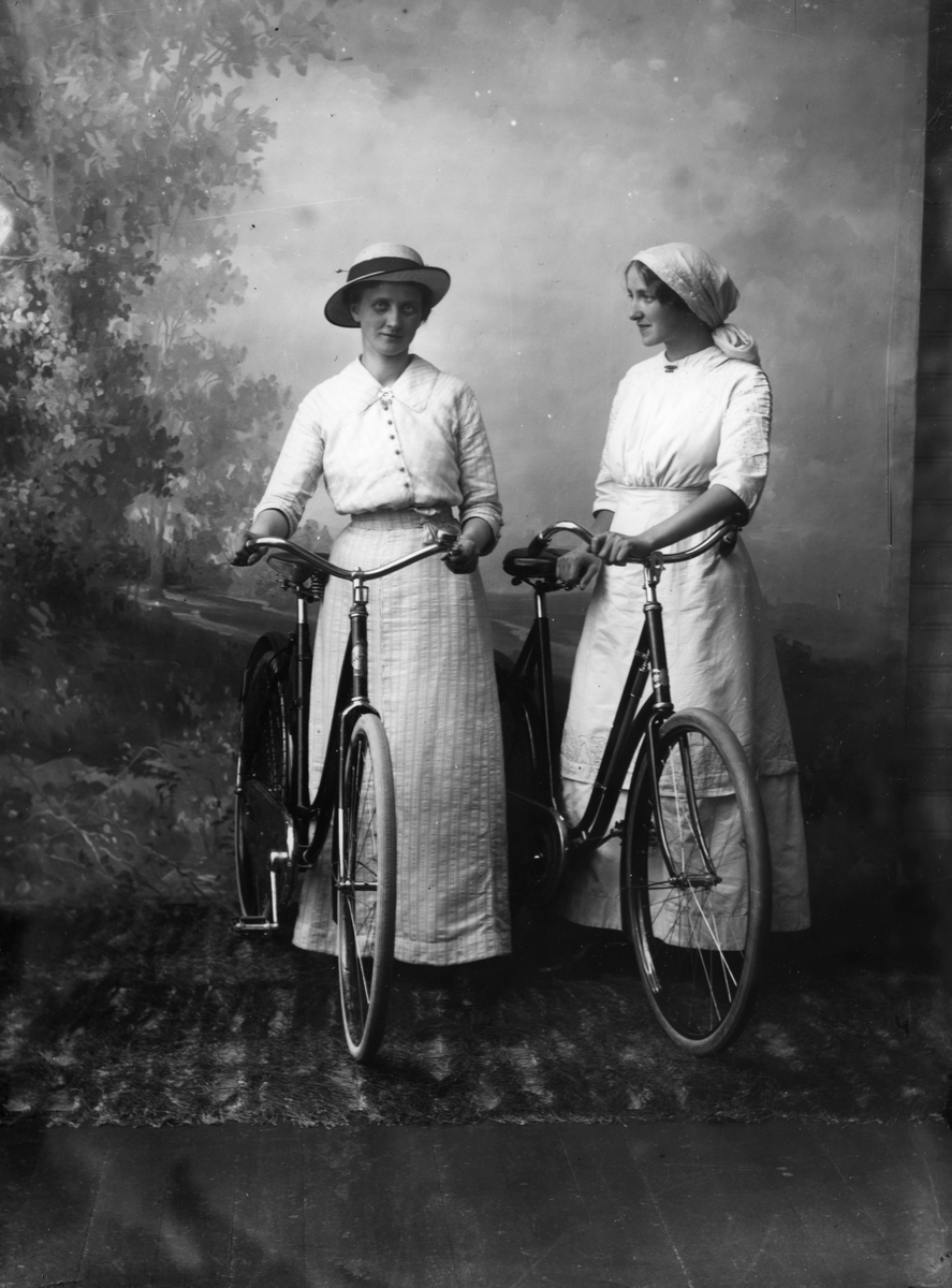 Martha Marie og Thora Alme med sykler