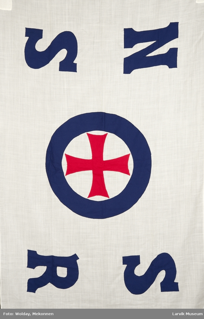 Firmaflagg påsydd N S S R, glå ring m. rødt malteserkors.
