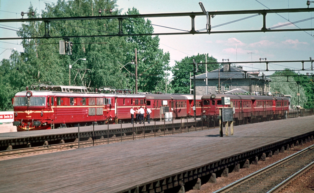 Lillestrøm stasjon. Elektriske lokomotiver og motorvognsett.