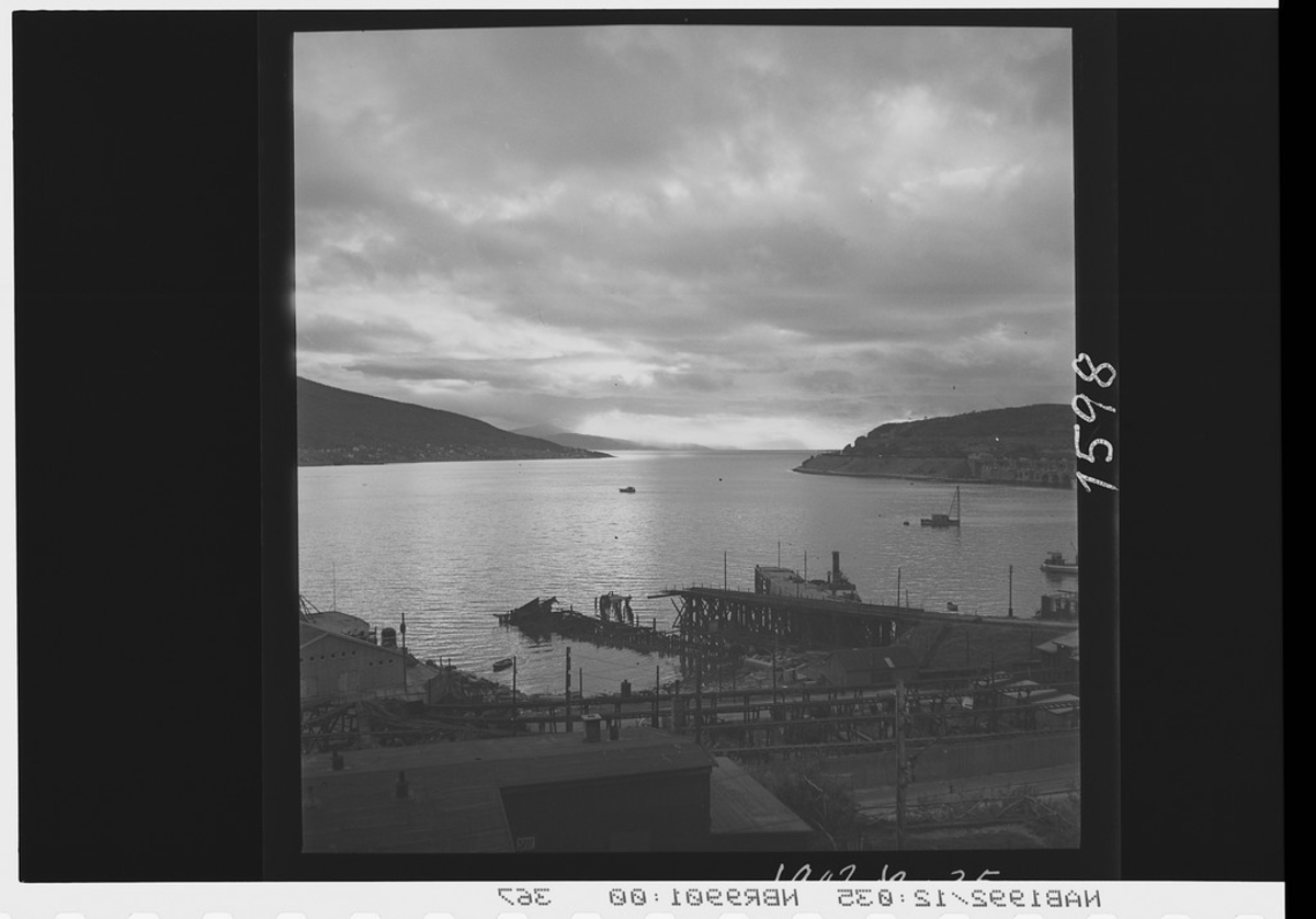 Narvik havn. Ankenes til v og Framnes til h i bakgrunnen. Bilde tatt fra Havnegata? Kaianlegg i forgrunnen.