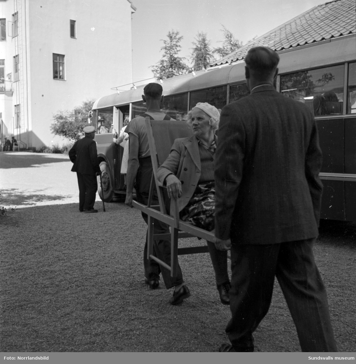 Holmgårdens gamla på väg ut på en bussutflykt.