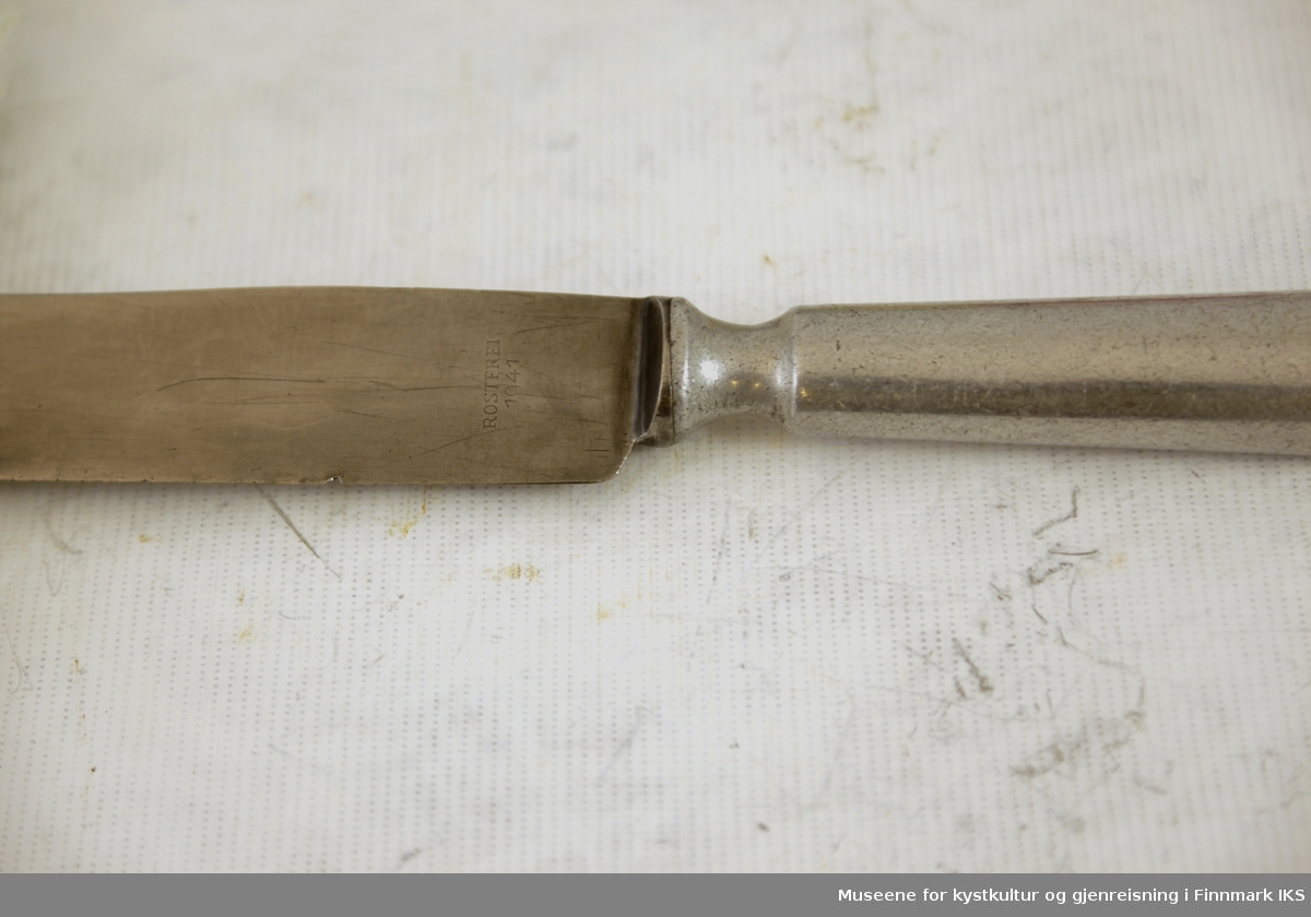 Kniven  består av knivblad og skaft. Knivbladet er bredt og avrundet. Skaftet er ovalt i grunnform og blir bredere mot enden. Ved knivbladet finnes et smatl parti til bedre grep på kniven.