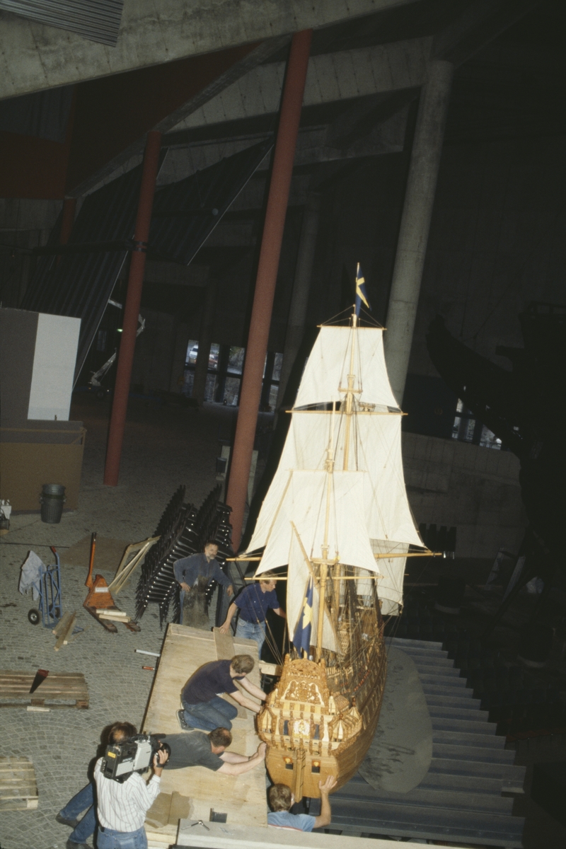 Vasamodellen flyttas på plats i museet. Nedifrån syns liggande Carl-Gunnar Olsson, Göran Forss, stående Lars Thorhagen och Ingvar Jörpeland.