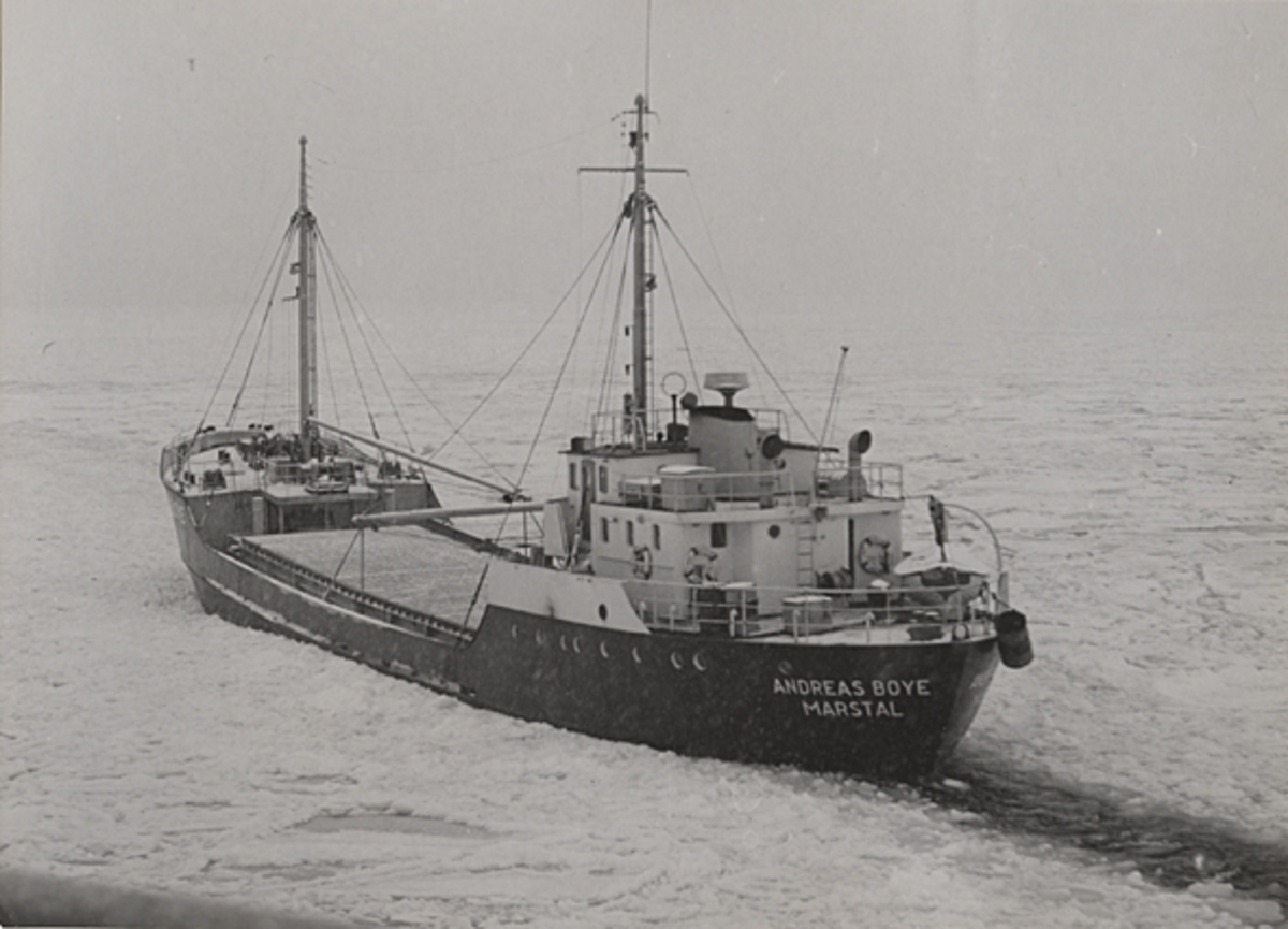 Lastmotorfartyget ANDREAS BOYE av Marstal (Danmark). Foto visar fartyget under gång genom isen i Öresund i början av 1963.