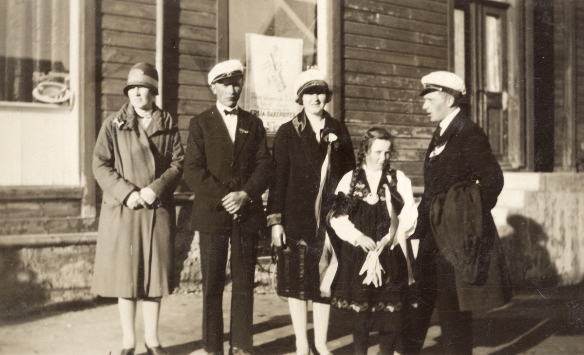 Medlemmer av et sangkor, fotografert foran en bygning i byen, 17. mai 1926.