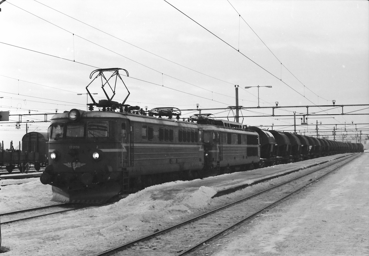 Kistoget, Gt 5702, Hjerkinn - Sarpsborg på Hamar. Forspannlok er et lok av type El 14, mens ekstra forspann (Lillehammer - Stange) er  El 13 2159. Togvekt var ca. 1400 tonn, og det gikk fast ekstra forspann Lillehammer - Stange og utilkoplet hjelpelok Lillestrøm - Strømmen.