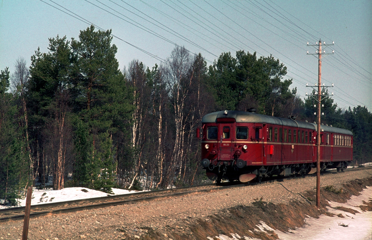 Persontog 372 ved Røstfossen, Os i Østerdalen. Dieselmotorvogn BM 86 20. Postkasse ble ført i disse togene på helligdager, hverdager var det betjent postvogn.