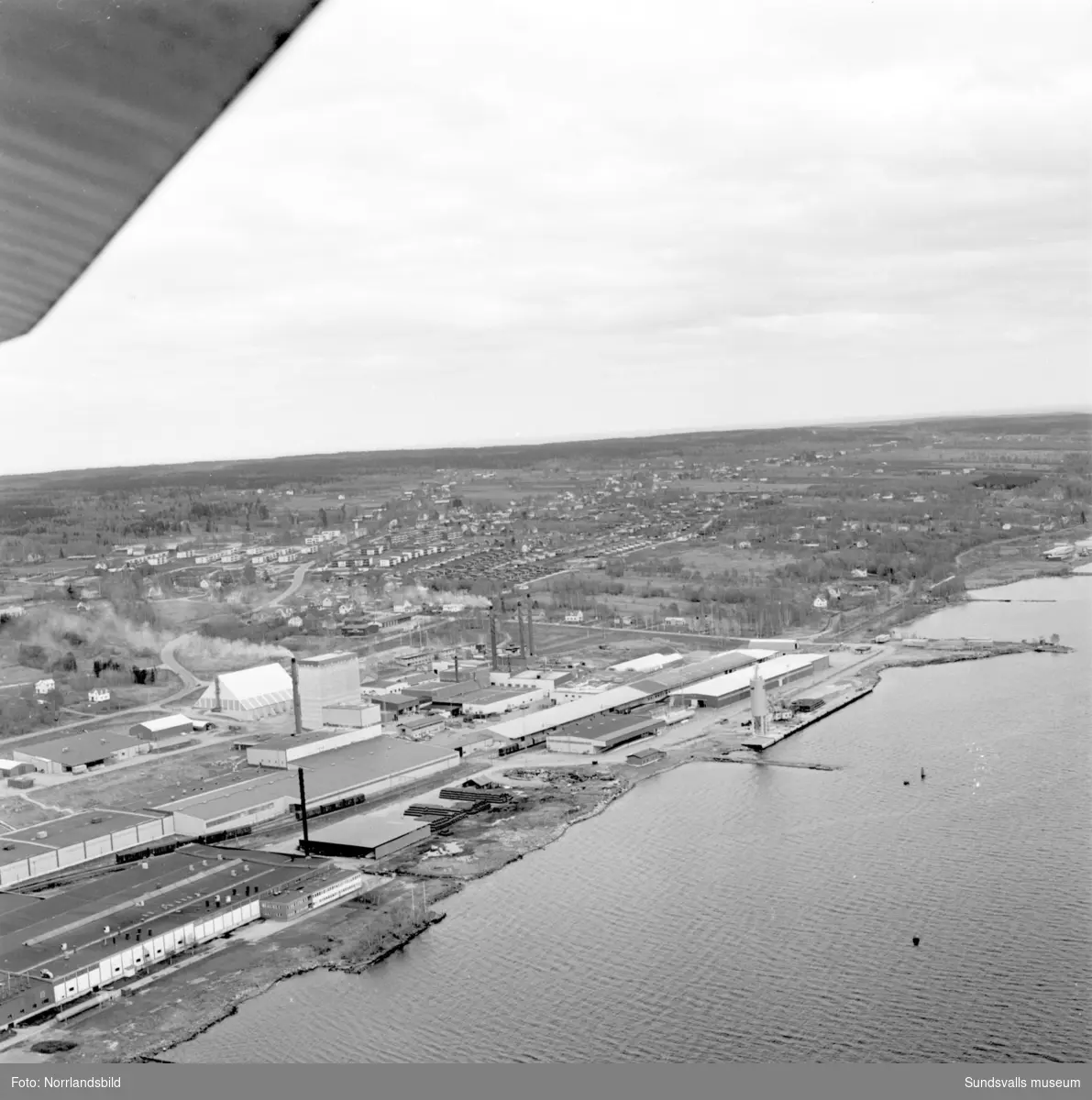 Flygfoton över Söråker med industriområde, villaområde och flerfamiljshus.