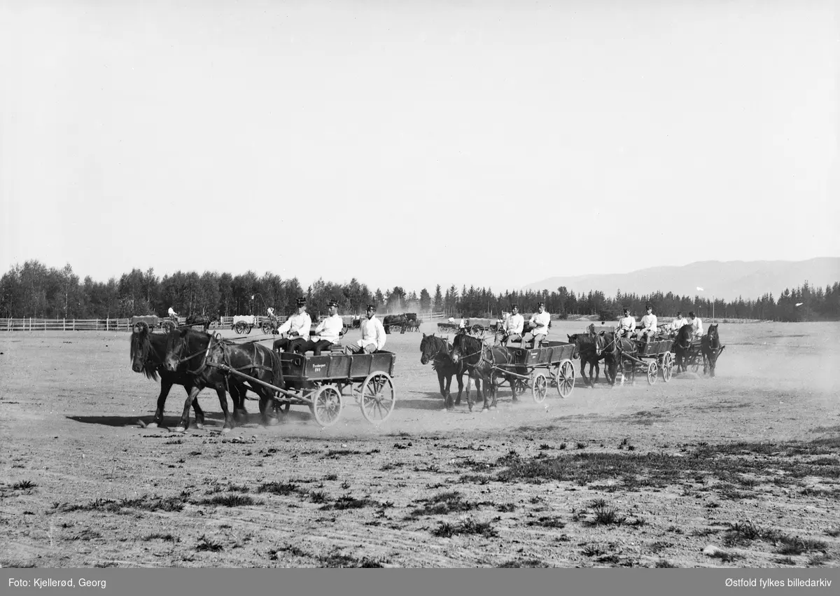 Starum leir, Østre Toten. Øvelseskjøring med hest og vogn, militær øvelse. Soldater i uniform.