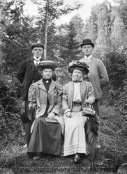 Løten eller Gjøvik.
To ukjente par fotografert i skogen på 