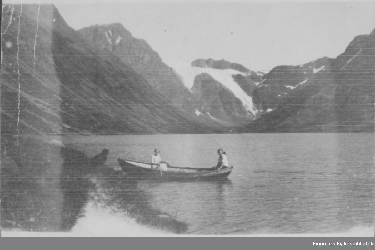 Kvinner i robåt på Bergsfjordvannet