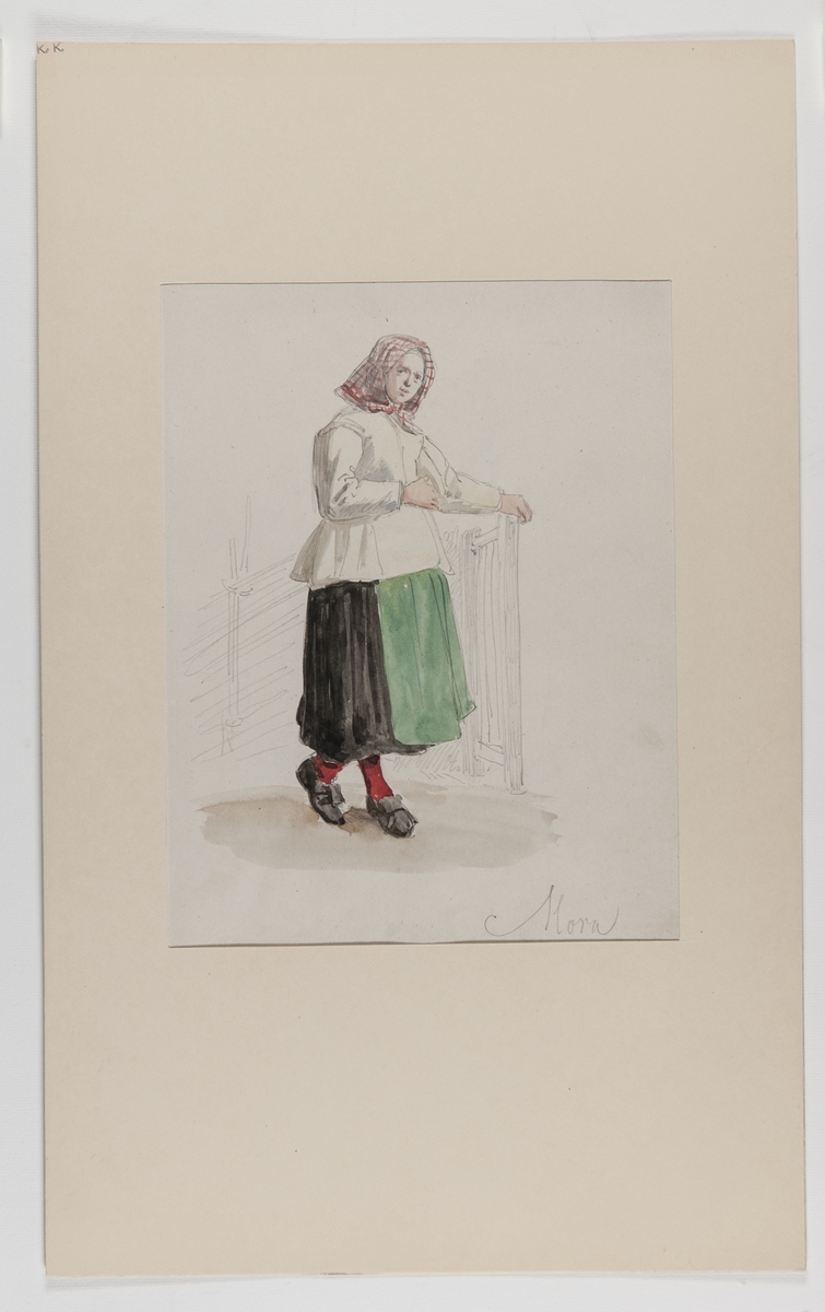 Akvarellerad  handteckning. Kvinnodräkt från Mora, Dalarna. Kvinnan bär en rutig trasu (huvudduk), waittråjö (vittröja), svart kjol, grön magd (förkläde) samt strumpor och skor.