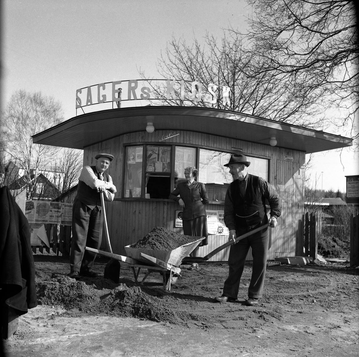 Sagers kiosk i korsningen Tagelbruksgatan-Mellangatan i Jönköping. Från vänster: Sven Sager, Elin Sager och Gottard Andersson.