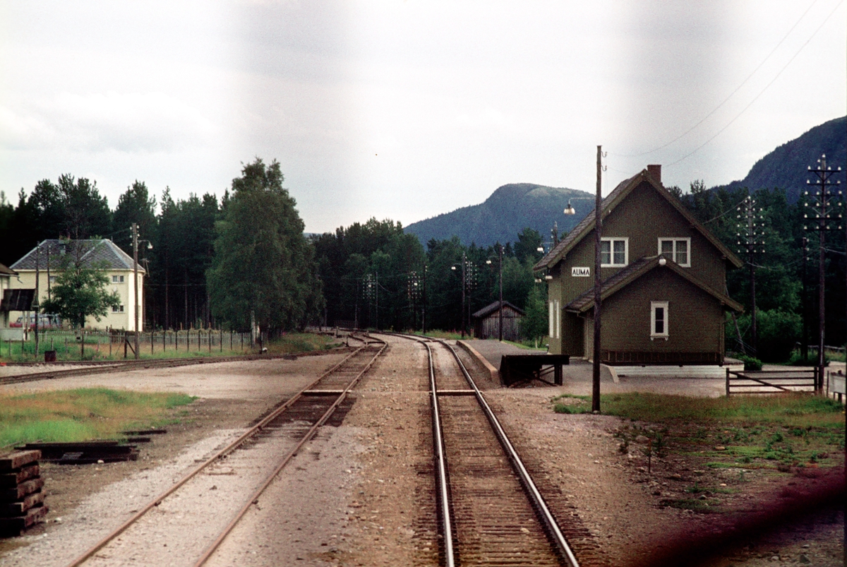 Auma stasjon sett fra lokomotivet i tog 302, dagtoget Trondheim - Oslo Ø over Røros.
