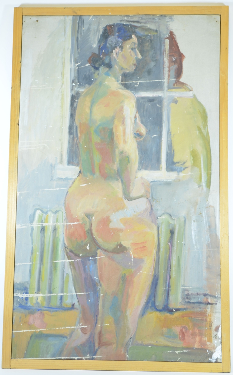 Motivet viser en naken kvinne sett bakfra. Hun lener høyre albue på hoften, og dreier overkroppen og ansiktet lett mot høyre. I bakgrunnen ser man et vindu med en radioator under.