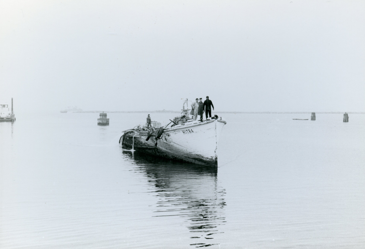 Samlefoto: Første bergingsforsøk av undervannsbåtjageren Hitra i april 1983. Flere slepebilder og nærbilder.