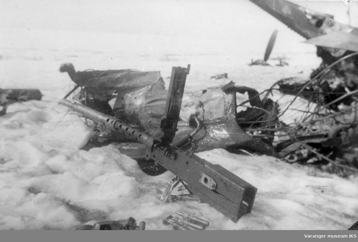 Vrakrester etter den sovjetiske jagerbomberen som ble skutt ned rett øst for Vadsø 10. mai 1944. I forgrunnen ses en av de flere 12,7 mm Browning-mitraljøsene som dette flyet var utstyrt med.