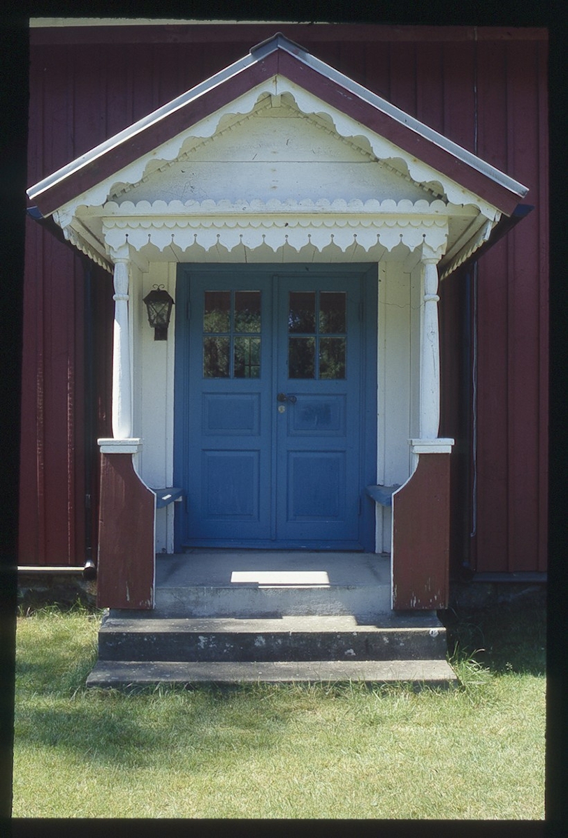 Veranda med sparsmakade lövsågeridetaljer, ålder okänt Återfinns på en framkammarstuga från början av 1800-talet i Hjälmås. Mårdaklev Se även färgbild MÅR 0004.