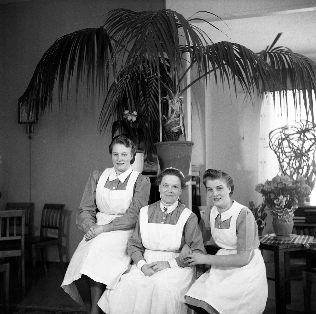 Tre vårdarinnor på Torpahemmet i Jönköping. Till vänster syster Birgit Svärd, i mitten Berta Carlsson (deras moster) och till höger Birgits syster Anna-Britta Svärd.