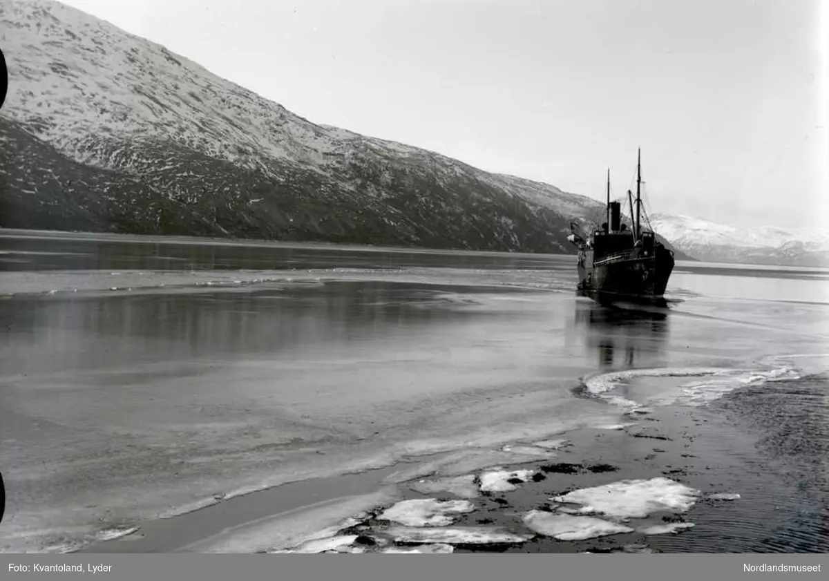 Kvantolands protokoll: Saltenbåten i isen ved Kvantoland
