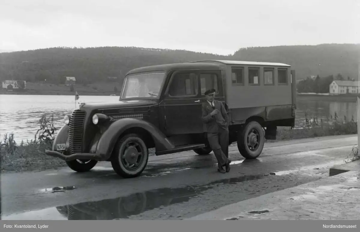 Kvantolands protokoll: Atle Strøksnes ved bilen, Røsvik 
Ekstern kommentar: "Bilen er en Diamond T 1936-37 med norskbygd førerhus og busshus på lasteplanet." 
