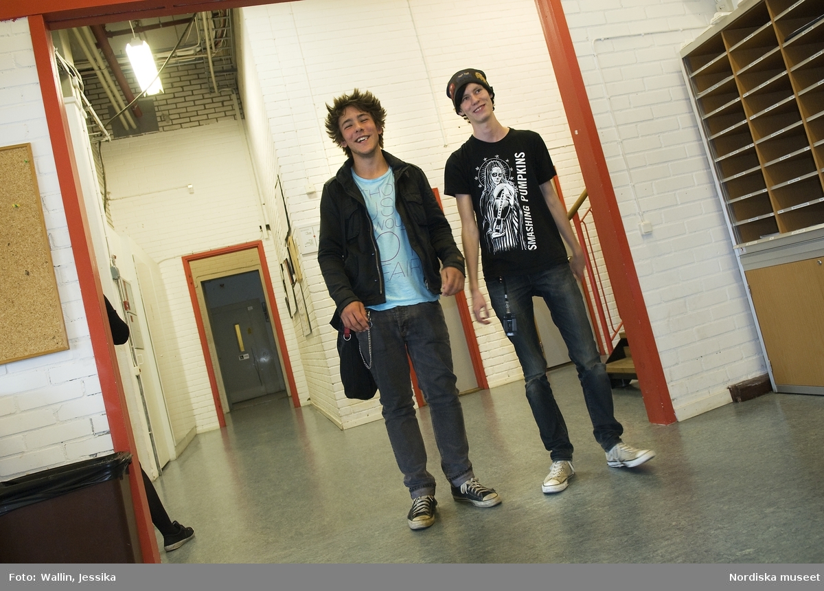 Dokumentation av ungdomsmode i Täby enskilda gymnasium hösten 2009. Gymnasieungdomar, Felix Svensson och Jakob Birath Hasselgren klädda i jeans, t-shirt och converse-skor.