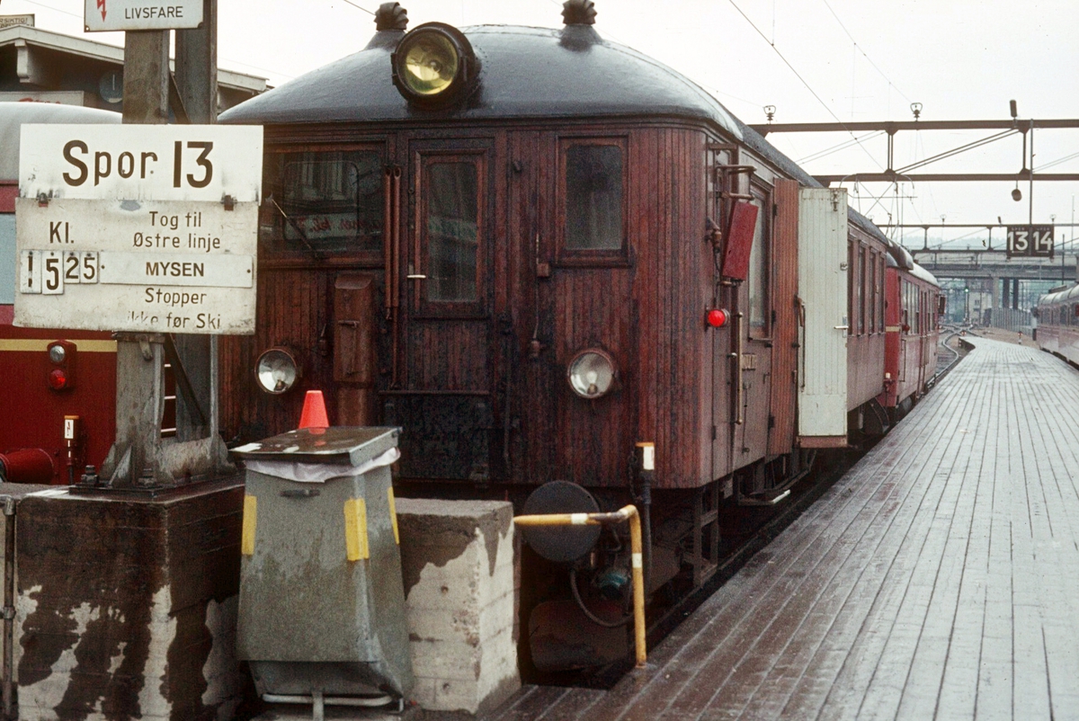 NSB persontog til Østfoldbanens østre linje, Mysen, på Oslo Ø. Motorvogn type BM 65B og styrevogn "ubåt" BFS 65.