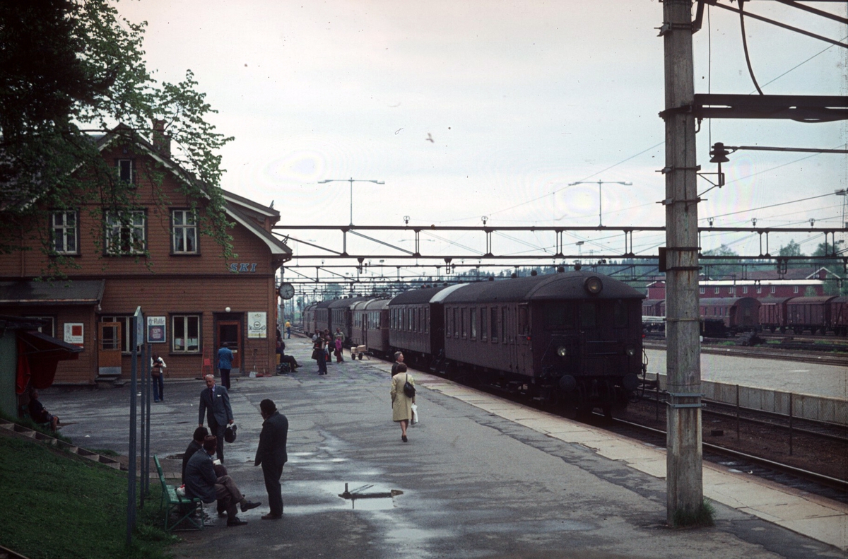 Ski stasjon. Lokaltog fra Oslo Ø har ankommet i spor 1 med to motorvognsett type 65.
