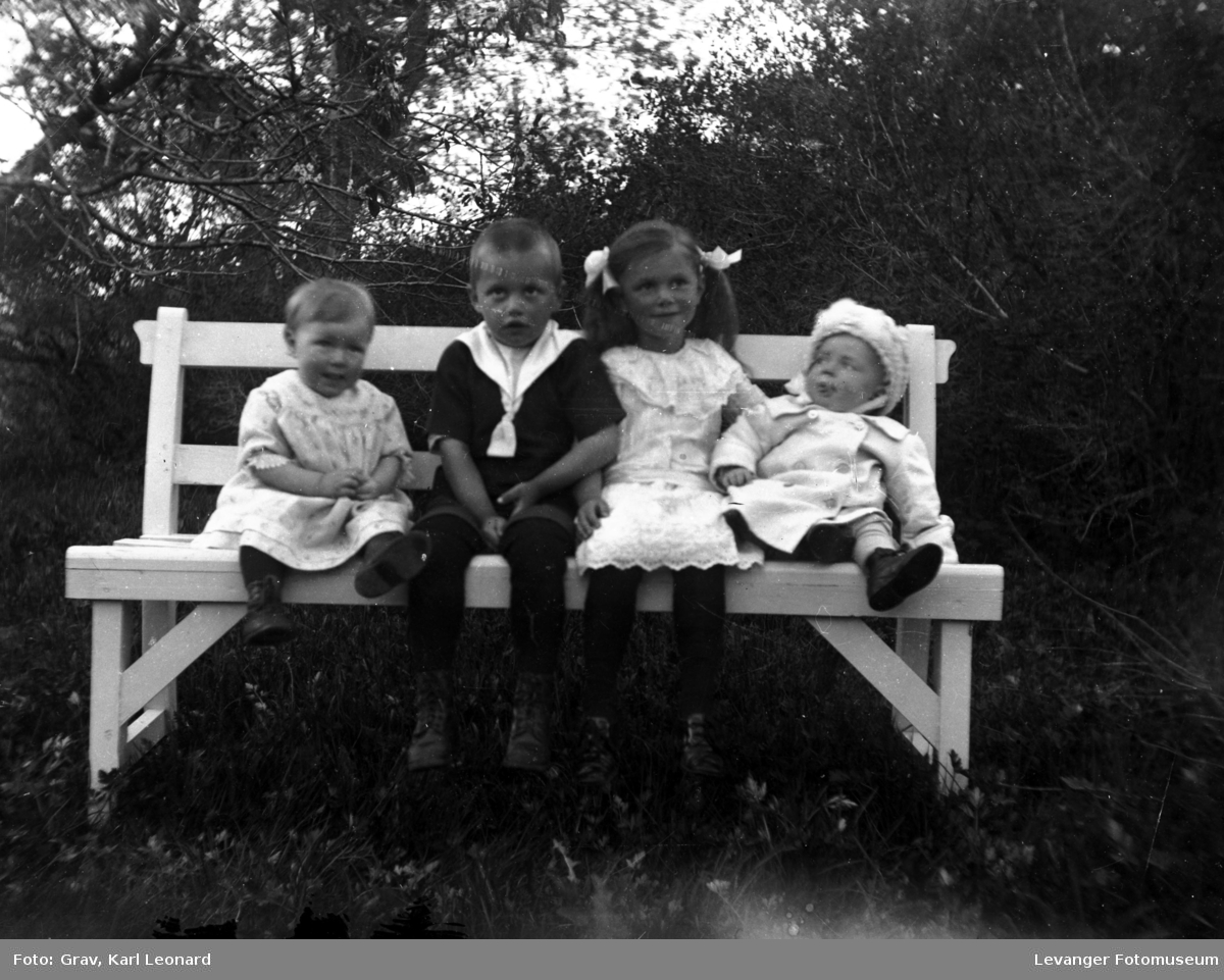 Gruppebilde, Fire barn på hvit hagebenk