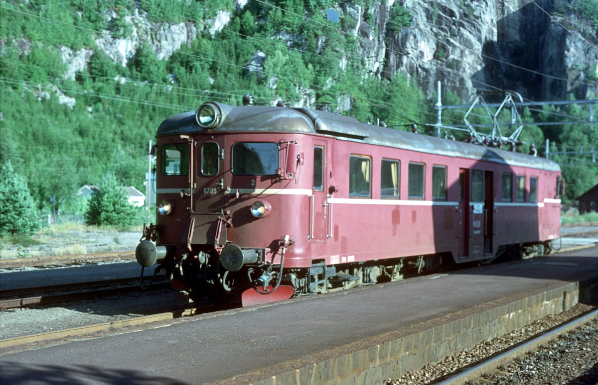 Lokaltog Marnardal - Kristiansand. Motorvogn BM 67 05.