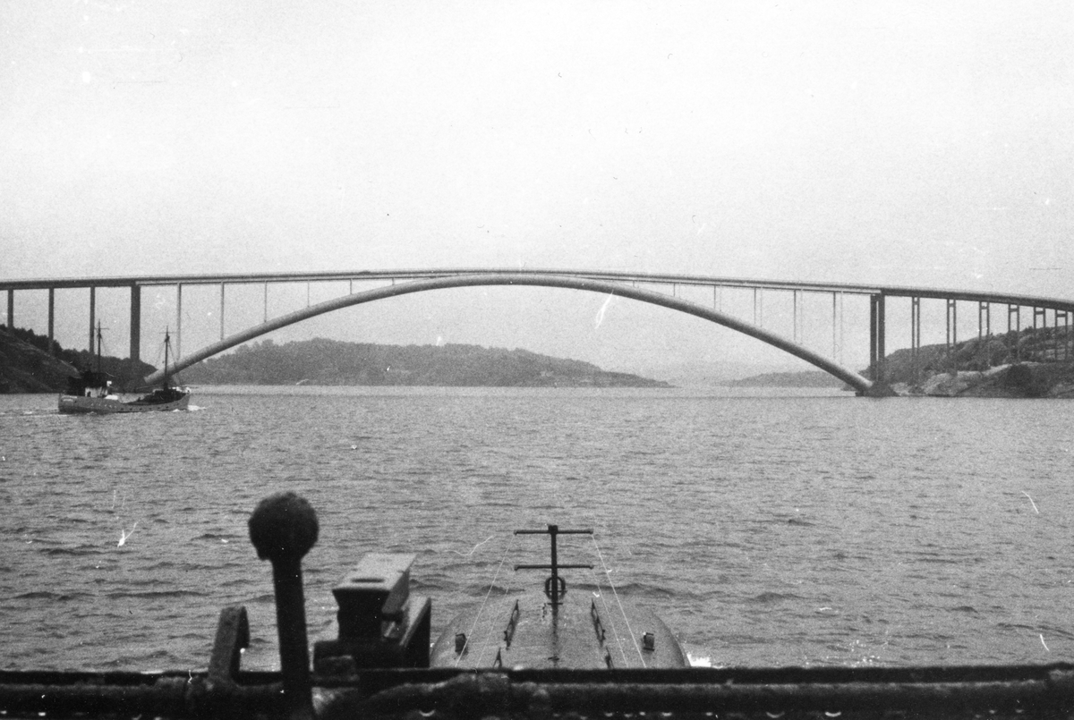 U-båten Makrillen på väg under Almöbron.